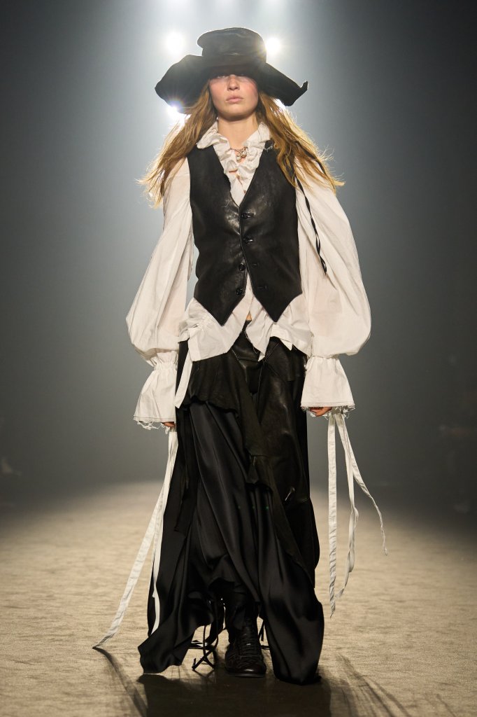 安·迪穆拉米斯特 Ann Demeulemeester 2025/26秋冬高级成衣秀 - Paris Fall 2025
