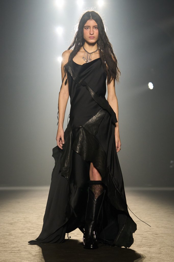安·迪穆拉米斯特 Ann Demeulemeester 2025/26秋冬高级成衣秀 - Paris Fall 2025