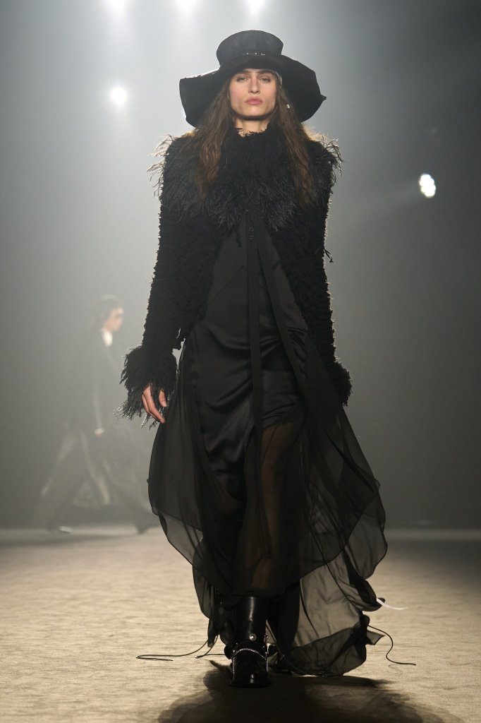 安·迪穆拉米斯特 Ann Demeulemeester 2025/26秋冬高级成衣秀 - Paris Fall 2025