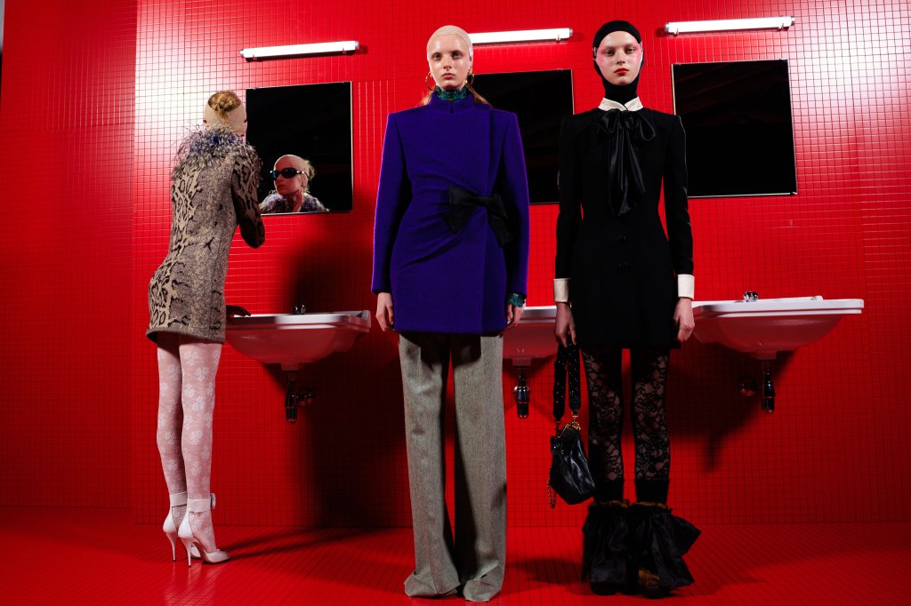 华伦天奴 Valentino 2025/26秋冬高级成衣秀(后台妆容) - Paris Fall 2025