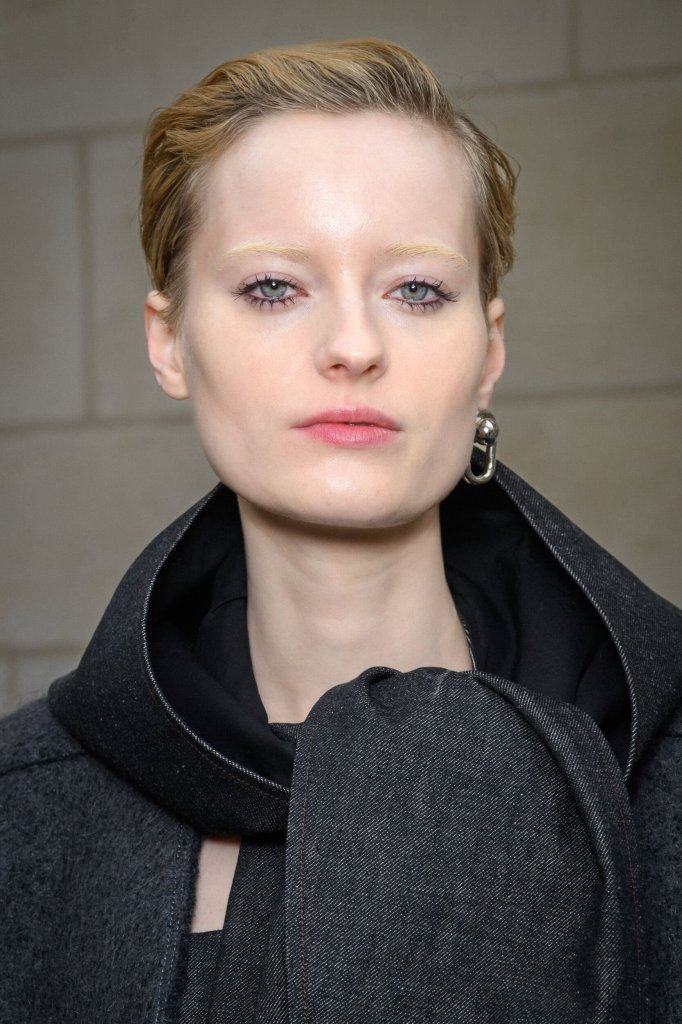 薇洛妮克·勒鲁瓦 Véronique Leroy 2025/26秋冬高级成衣秀(后台妆容) - Paris Fall 2025