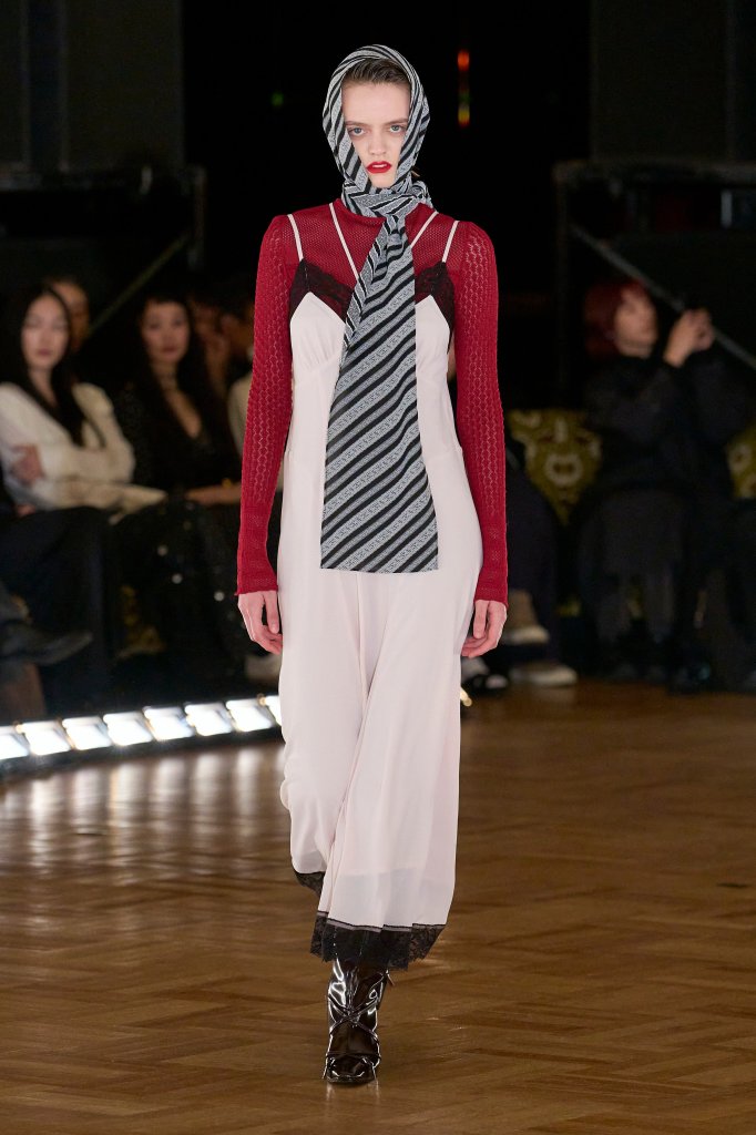  FETICO FETICO 日本 Japan 东京 Tokyo 走秀(Runway) 2025/26秋冬 2025/26 A/W 女装 背心连衣裙 Sundress 圆领毛衣 Crewneck Sweater 女装
