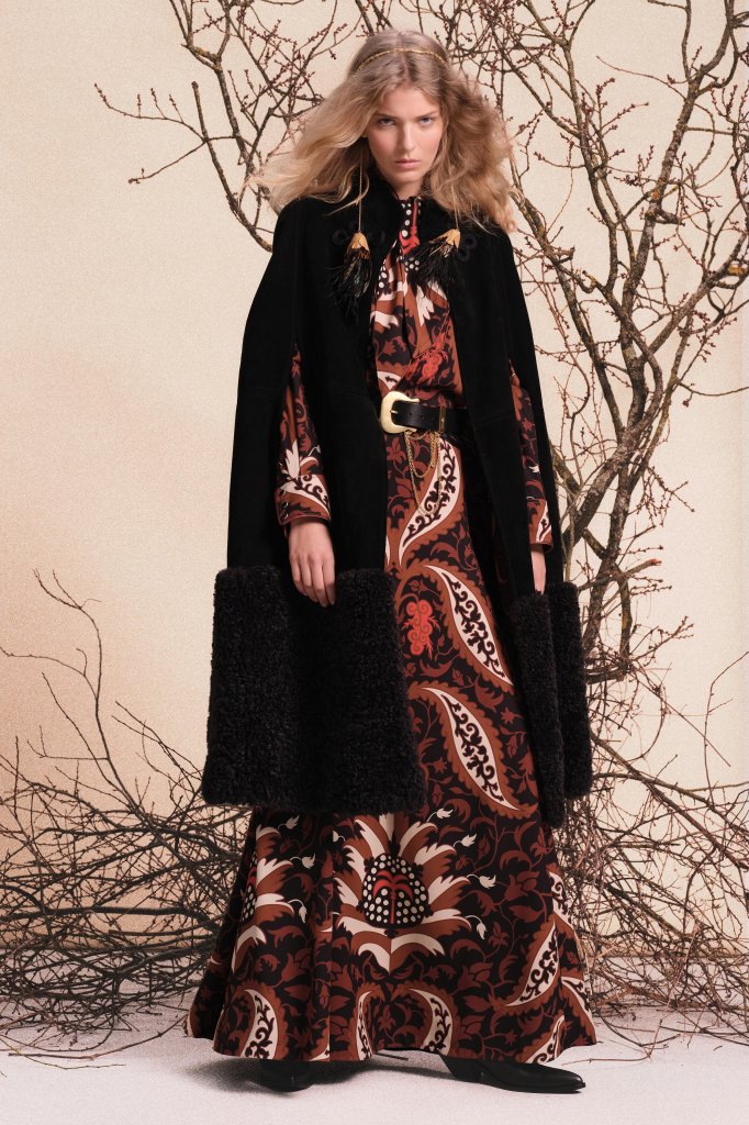  Johanna Ortiz Johanna Ortiz 哥伦比亚 Colombia 卡利 Cali Johanna Ortiz Johanna Ortiz 哥伦比亚 Colombia 卡利 Cali Lookbook 2025/26秋冬 2025/26 A/W 女装 披肩/斗篷 Cape 印花连衣裙 Print Dress 女装