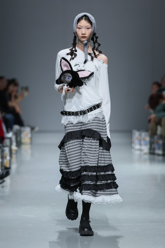 陆玺娅 Bronze Lucia 2025/26秋冬高级成衣秀