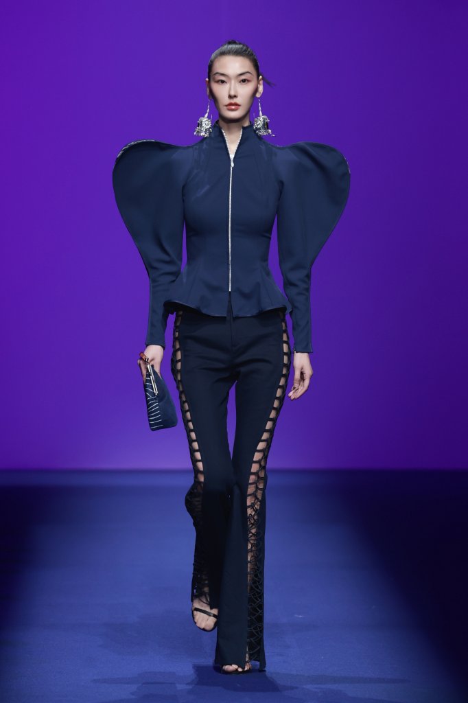 干士 · 成昊 | 江服日 2025/26秋冬高级成衣秀