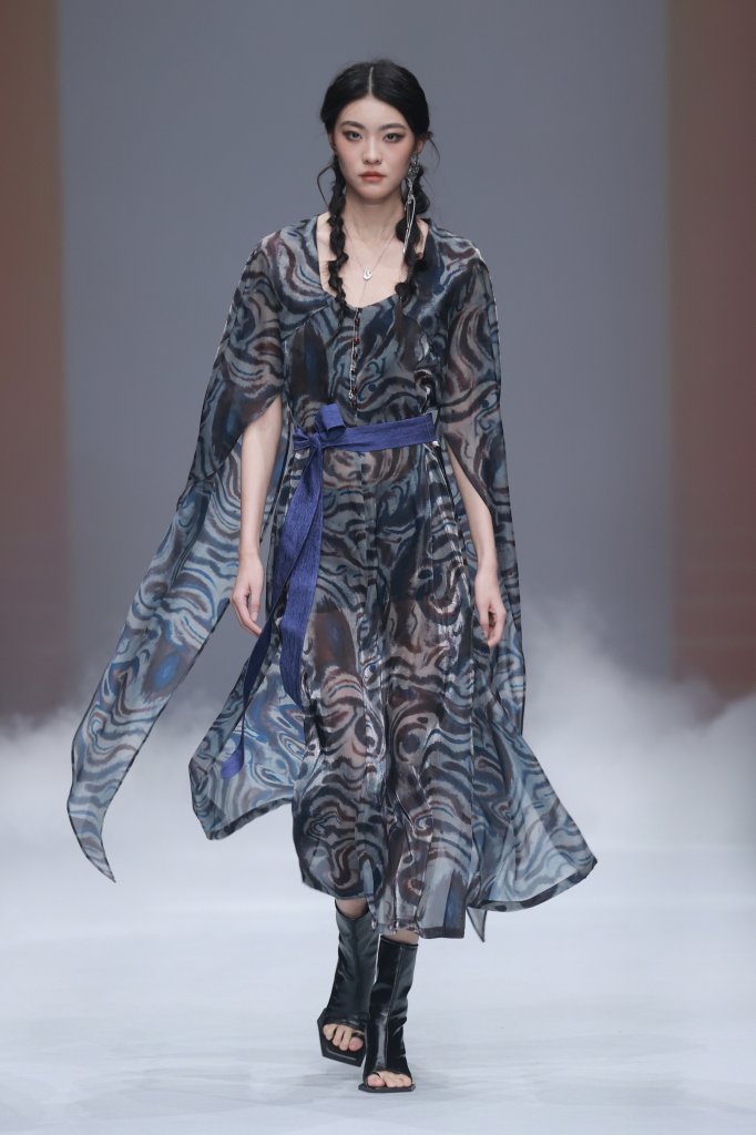 ZIFEI WANG · 王紫菲 2025/26秋冬高级成衣秀