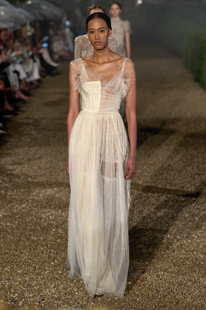  克里斯汀·迪奥 Christian Dior 法国 France 巴黎 Paris 走秀(Runway) 2026早春 Resort 2026 女装 2025/26秋冬高级定制 Couture Fall 2025 薄纱长裙 Tulle Maxi 女装 蕾丝裙 Lace Dress 女装
