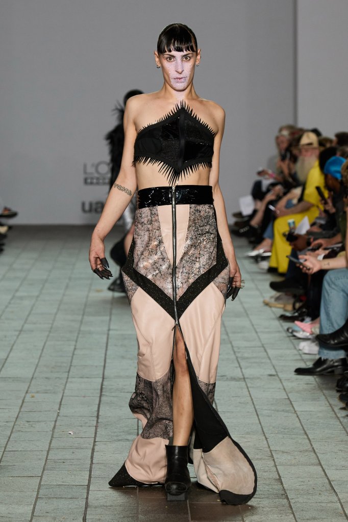  Central Saint Martins B.A. Central Saint Martins B.A. 英国 United Kingdom 伦敦 London 走秀(Runway) 2025/26秋冬 2025/26 A/W 女装 抹胸上衣 Tube Top 铅笔裙 Pencil Skirt 女装