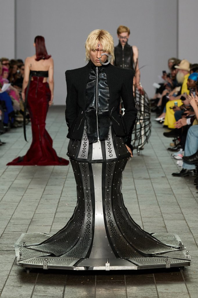  Central Saint Martins B.A. Central Saint Martins B.A. 英国 United Kingdom 伦敦 London 走秀(Runway) 2025/26秋冬 2025/26 A/W 女装 男装 鱼尾裙 Fishtail Dress 修身外套 Fitted Jacket 男装 鱼尾裙 Fishtail Dress 修身外套 Fitted Jacket 男装 鱼尾裙 Fishtail Dress 修身外套 Fitted Jacket 男装