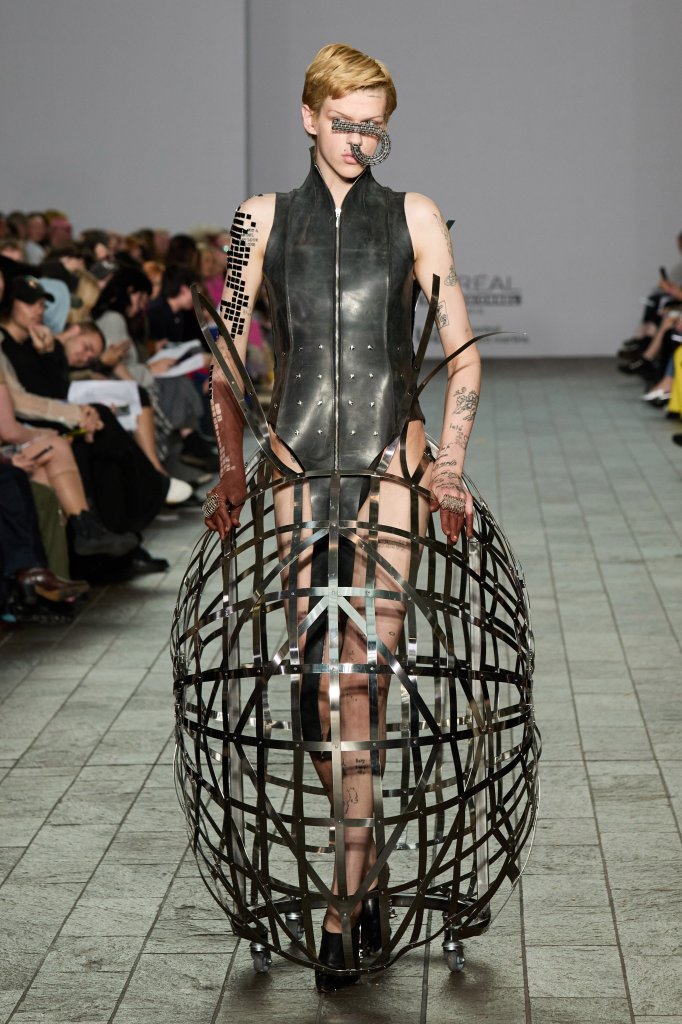  Central Saint Martins B.A. Central Saint Martins B.A. 英国 United Kingdom 伦敦 London 走秀(Runway) 2025/26秋冬 2025/26 A/W 女装 皮革连衣裙 Leather Dress 女装