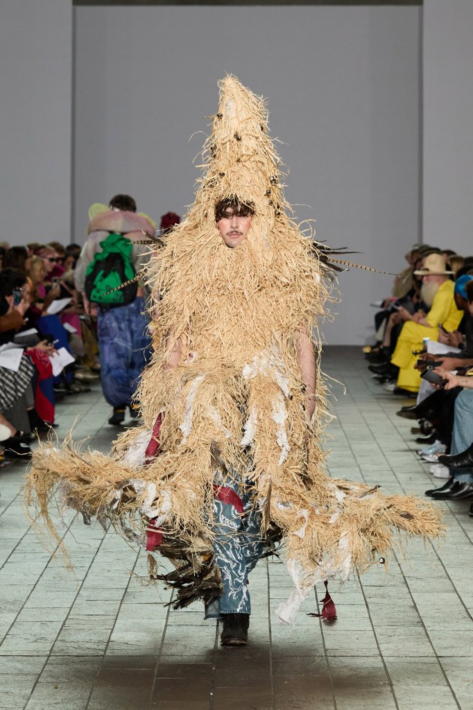  Central Saint Martins B.A. Central Saint Martins B.A. 英国 United Kingdom 伦敦 London 走秀(Runway) 2025/26秋冬 2025/26 A/W 女装 男装 装饰上衣 Embellished Top 男装