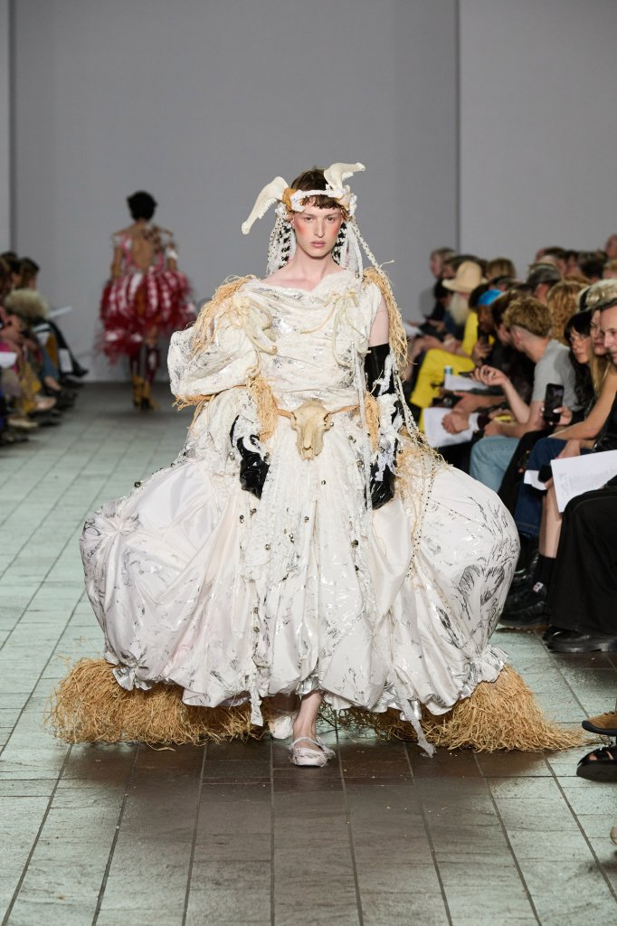  Central Saint Martins B.A. Central Saint Martins B.A. 英国 United Kingdom 伦敦 London 走秀(Runway) 2025/26秋冬 2025/26 A/W 女装 晚礼服裙 Evening Dress 女装