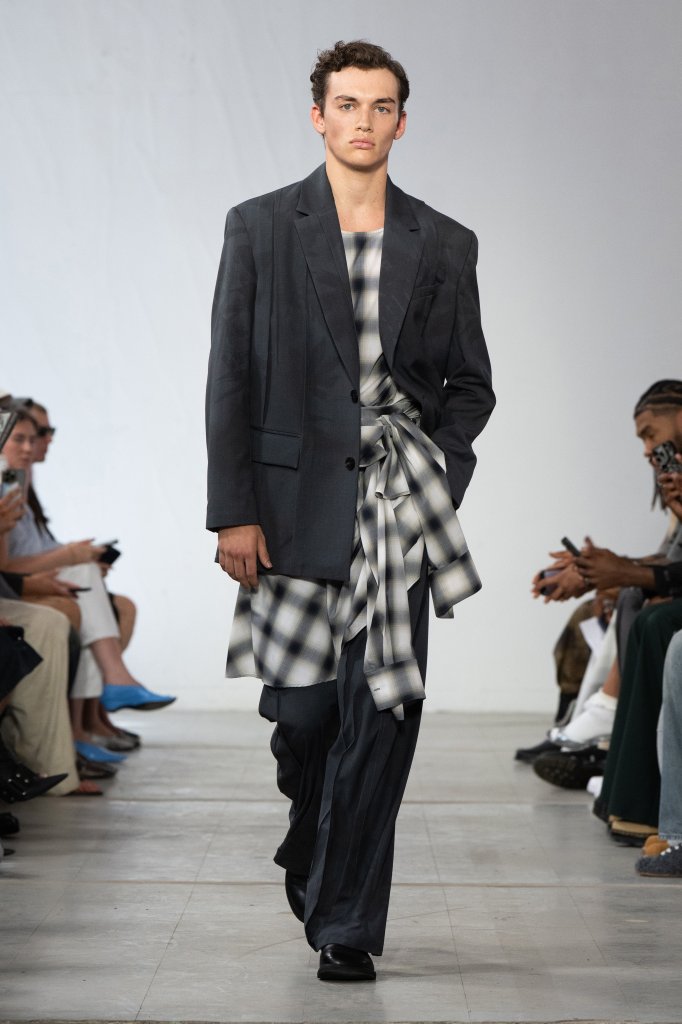 王逢陈 Feng Chen Wang 2026春夏男装秀 - Paris Spring 2026