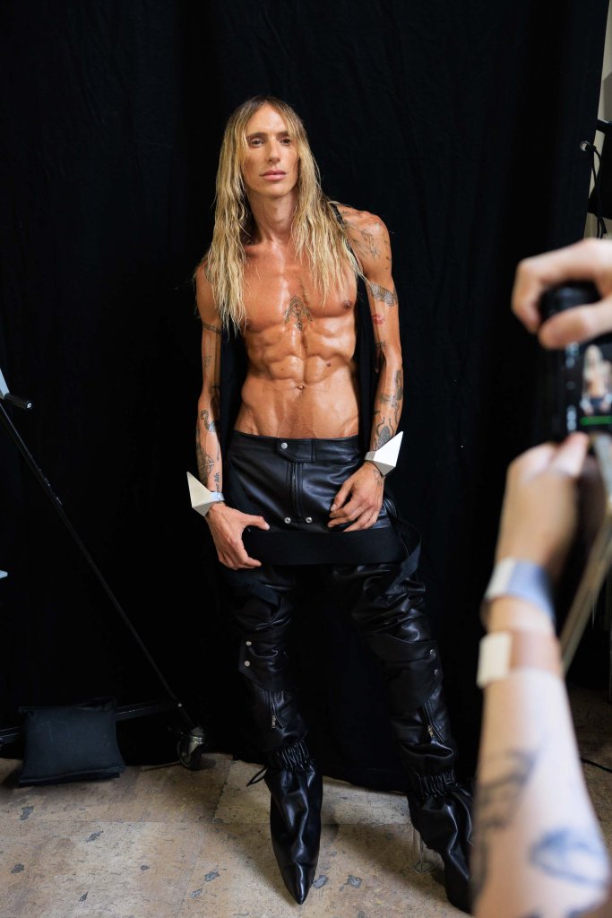 瑞克·欧文斯 Rick Owens 2026春夏男装秀(后台妆容) - Paris Spring 2026