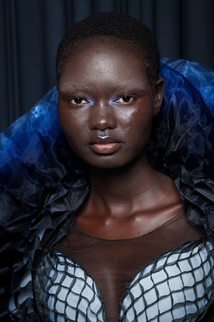艾里斯·范·荷本 Iris van Herpen 2025/26秋冬高级定制秀(后台妆容) - Couture Fall 2025
