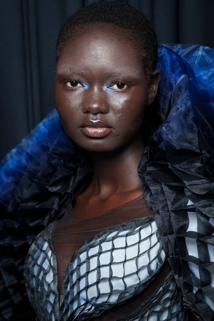 艾里斯·范·荷本 Iris van Herpen 2025/26秋冬高级定制秀(后台妆容) - Couture Fall 2025