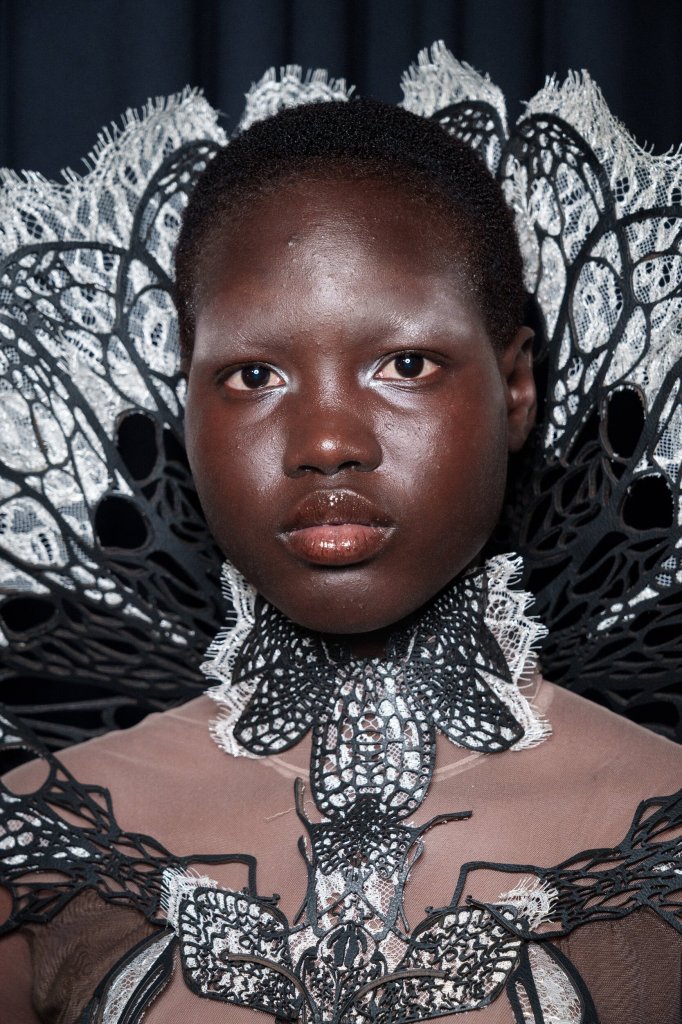 艾里斯·范·荷本 Iris van Herpen 2025/26秋冬高级定制秀(后台妆容) - Couture Fall 2025