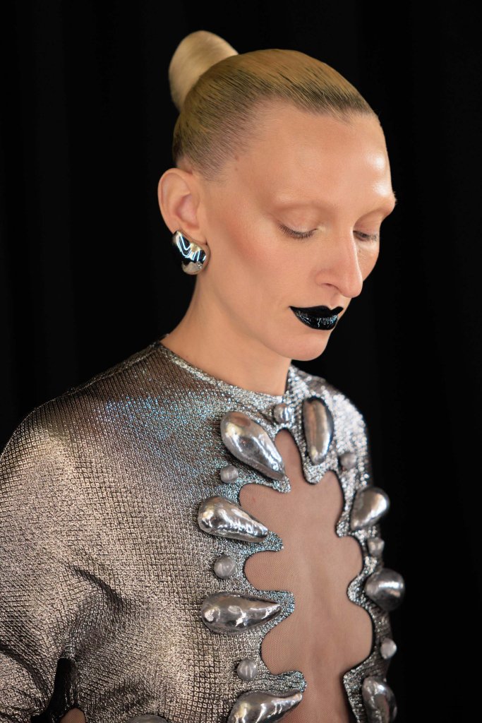 夏帕瑞丽 Schiaparelli 2025/26秋冬高级定制秀(后台妆容) - Couture Fall 2025