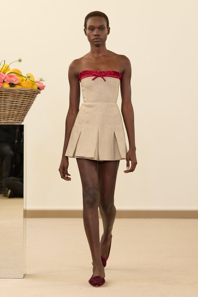 詹巴迪斯塔·瓦利 Giambattista Valli 2026春夏高级成衣秀 - Paris Spring 2026