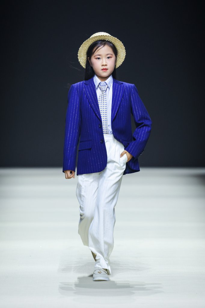 龍曼辰 AMJASMINE · 梁晨丨童话小镇 2025/26秋冬童装秀 - Beijing Fall 2025