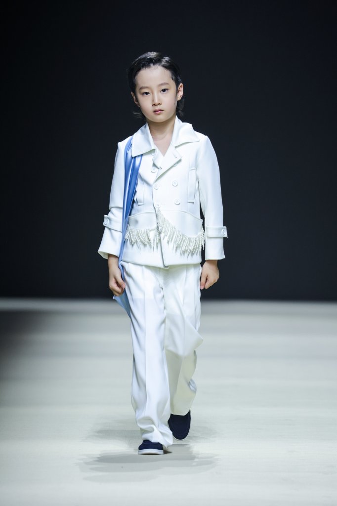 龍曼辰 AMJASMINE · 梁晨丨童话小镇 2025/26秋冬童装秀 - Beijing Fall 2025