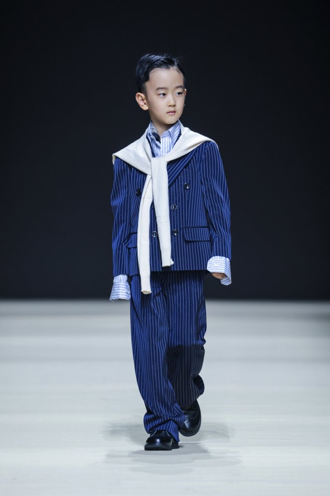 龍曼辰 AMJASMINE · 梁晨丨童话小镇 2025/26秋冬童装秀 - Beijing Fall 2025