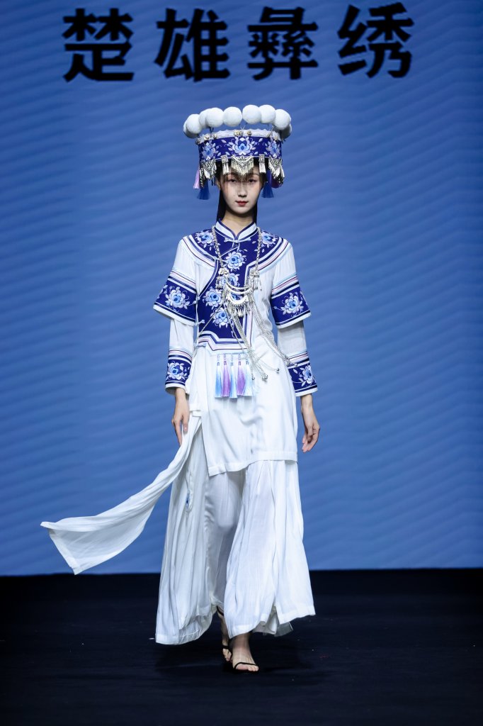 楚雄彝绣 2025/26秋冬高级成衣秀 - Beijing Fall 2025