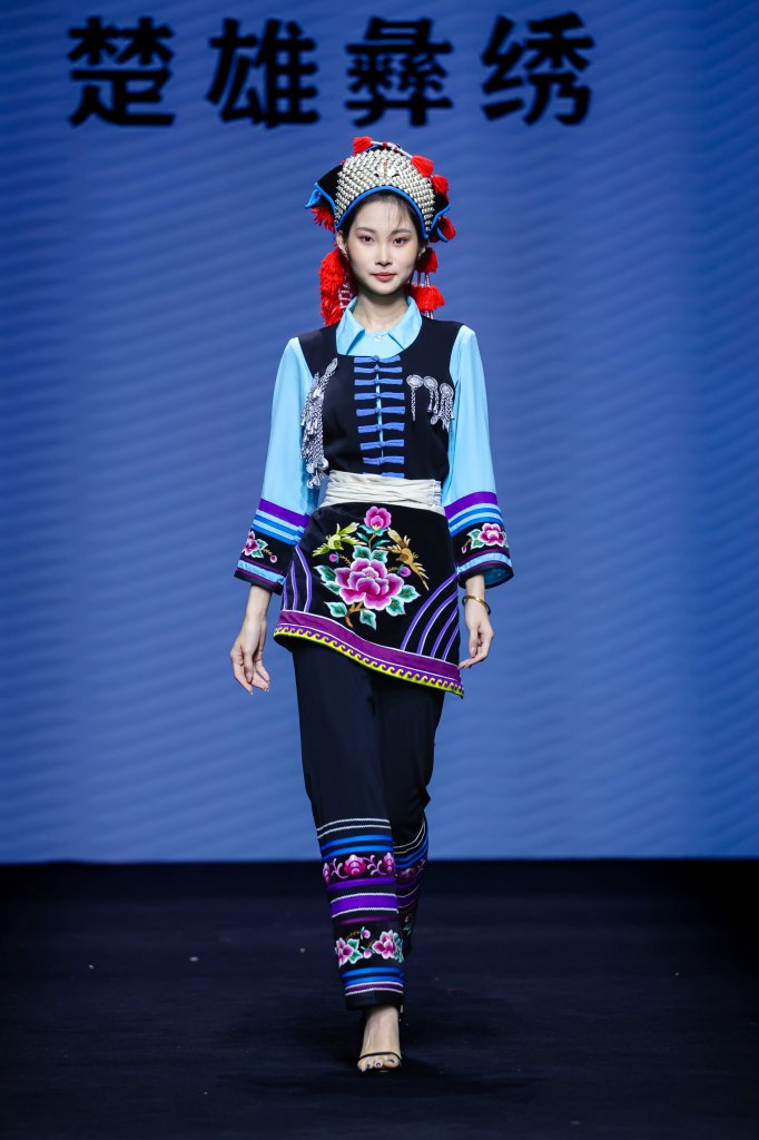 楚雄彝绣 2025/26秋冬高级成衣秀 - Beijing Fall 2025