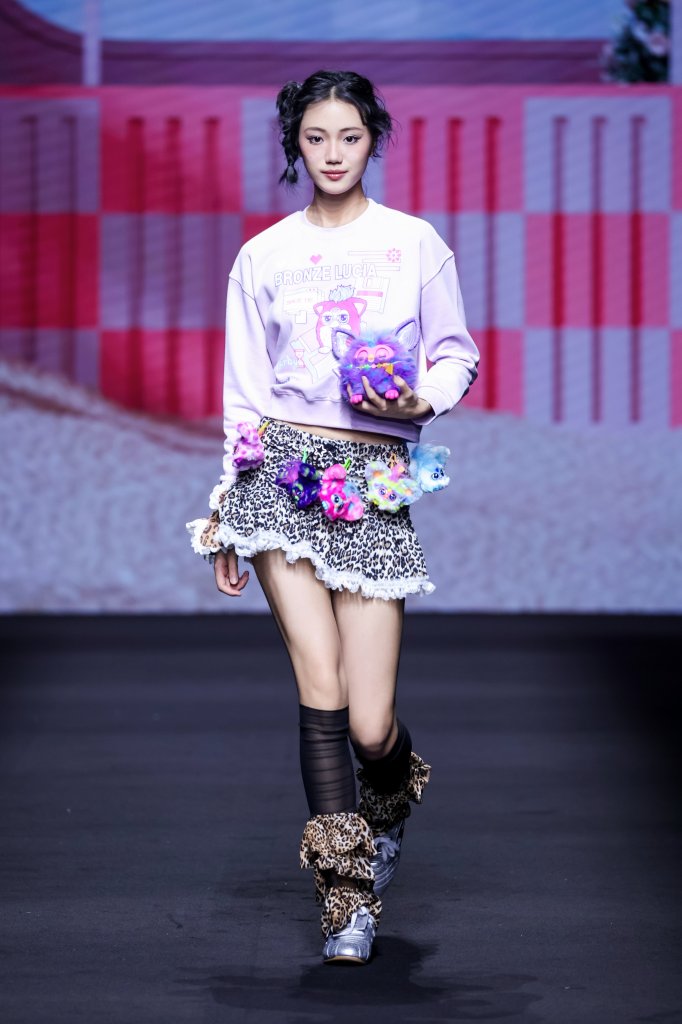 陆玺娅 Bronze Lucia 2026春夏童装秀 - Beijing Fall 2025