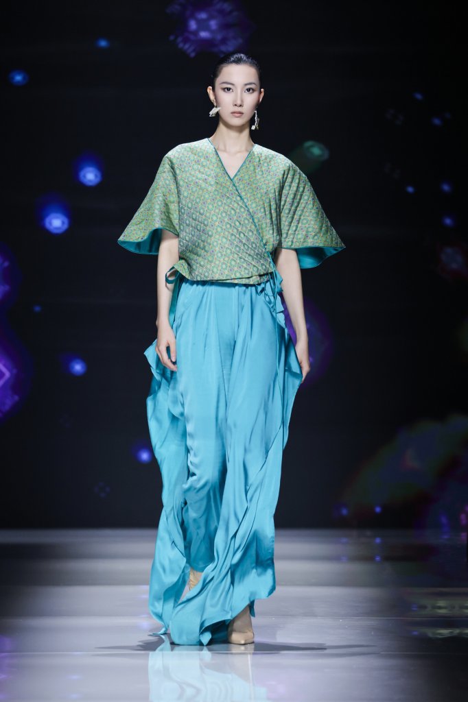 南方丝巢 × 吕越 2026春夏高级成衣秀 - Beijing Fall 2025