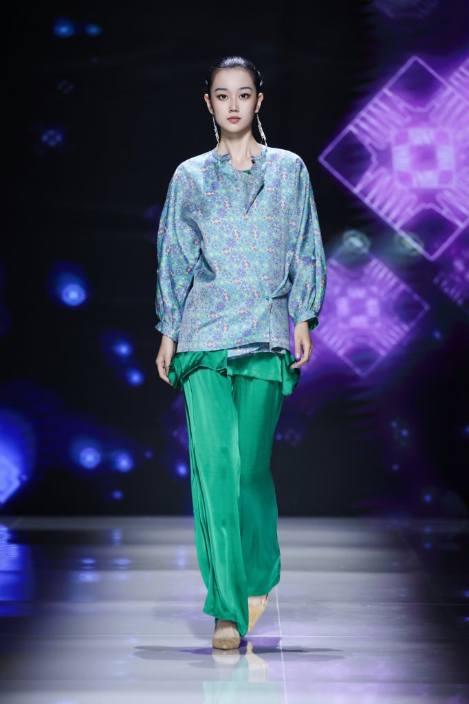 南方丝巢 × 吕越 2026春夏高级成衣秀 - Beijing Fall 2025