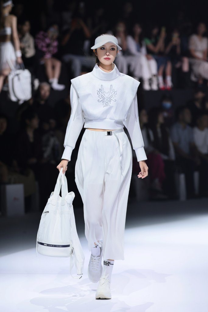 特步 Xtep · 隋振冲 时尚厦门 2026春夏高级成衣秀 - Beijing Fall 2025