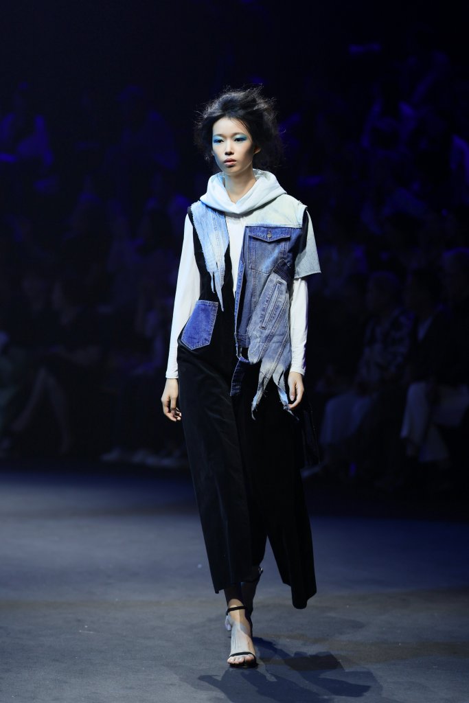 马克华菲 MARK FAIRWHALE · 张肇达 2026春夏高级成定制秀 - Beijing Fall 2025