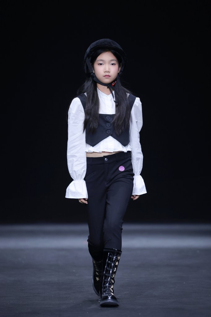 三两喜欢 Xi'Huan Studio丨童话小镇 2026春夏童装秀 - Beijing Fall 2025