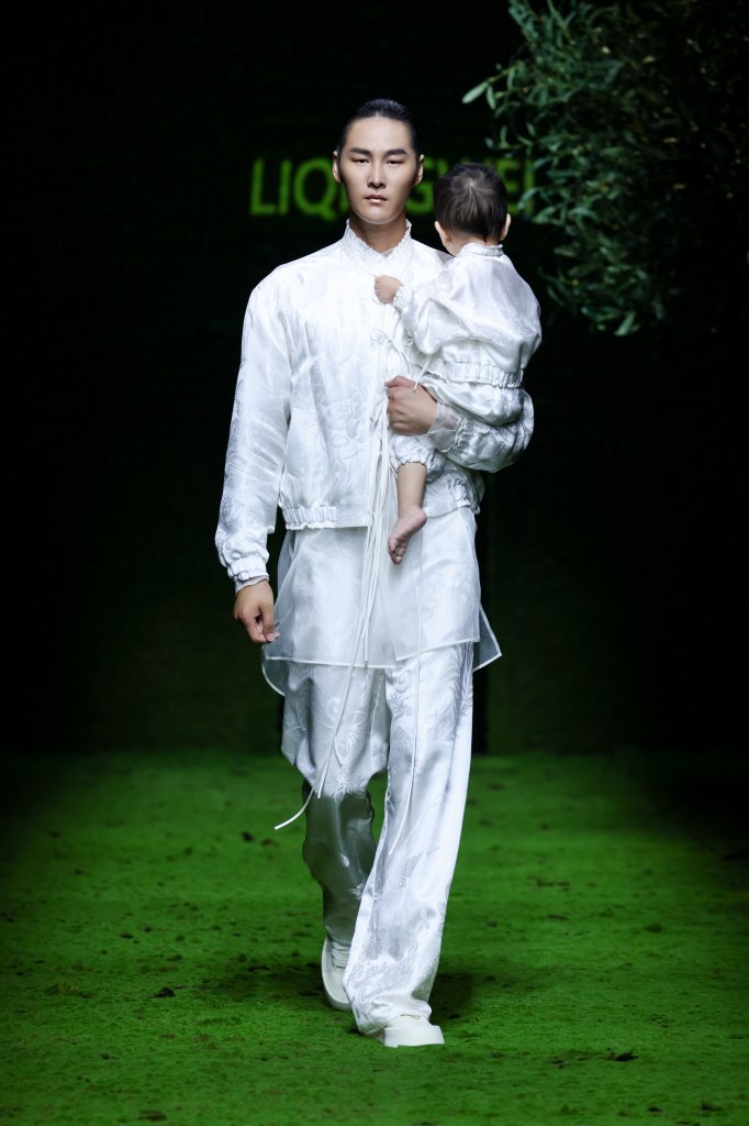 李清伟 LIQINGWEI | 盛泽日 2026春夏高级成衣秀 - Beijing Fall 2025