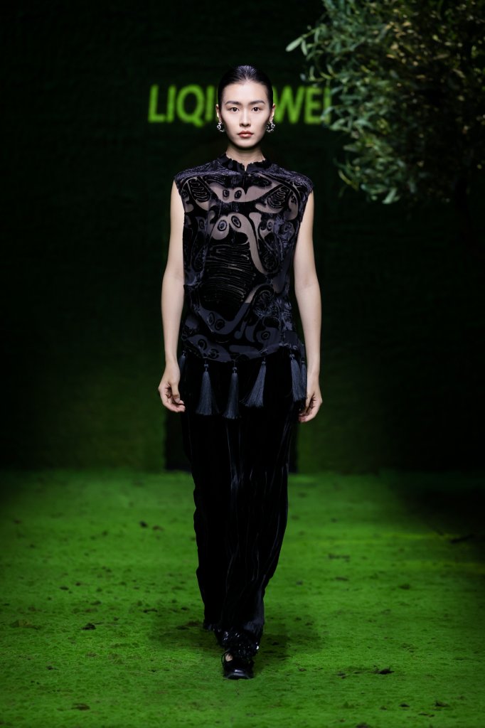 李清伟 LIQINGWEI | 盛泽日 2026春夏高级成衣秀 - Beijing Fall 2025