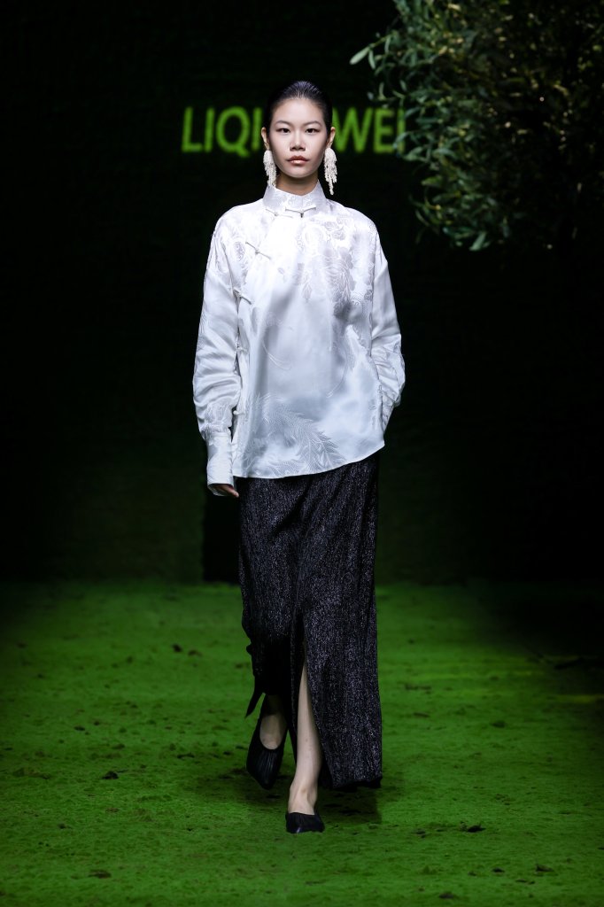 李清伟 LIQINGWEI | 盛泽日 2026春夏高级成衣秀 - Beijing Fall 2025
