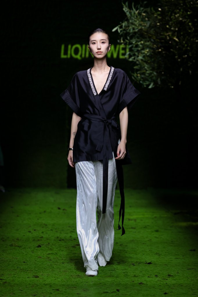 李清伟 LIQINGWEI | 盛泽日 2026春夏高级成衣秀 - Beijing Fall 2025
