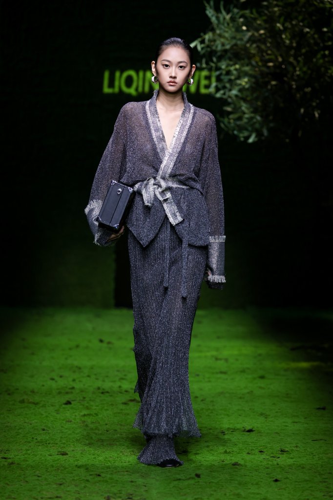 李清伟 LIQINGWEI | 盛泽日 2026春夏高级成衣秀 - Beijing Fall 2025