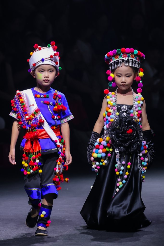 古阿新&贵州村T · 杨春林 2026春夏高级成衣秀 - Beijing Fall 2025