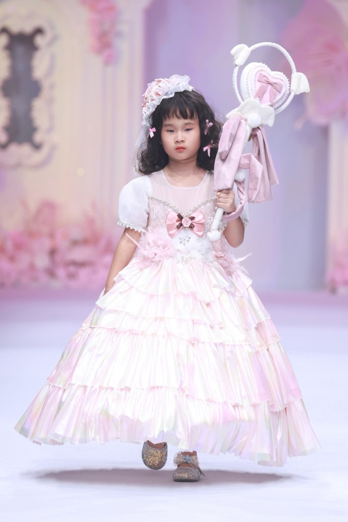 港岛七公主 · 苏海林 | DPARK童话小镇 2026春夏童装秀 - Beijing Fall 2025