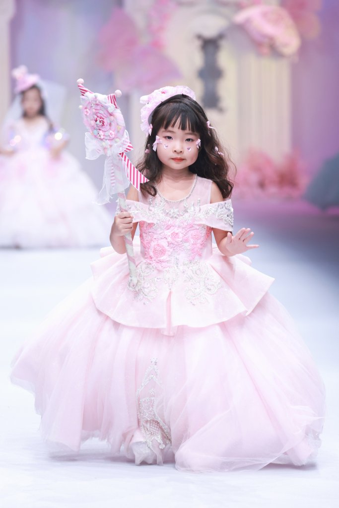 港岛七公主 · 苏海林 | DPARK童话小镇 2026春夏童装秀 - Beijing Fall 2025