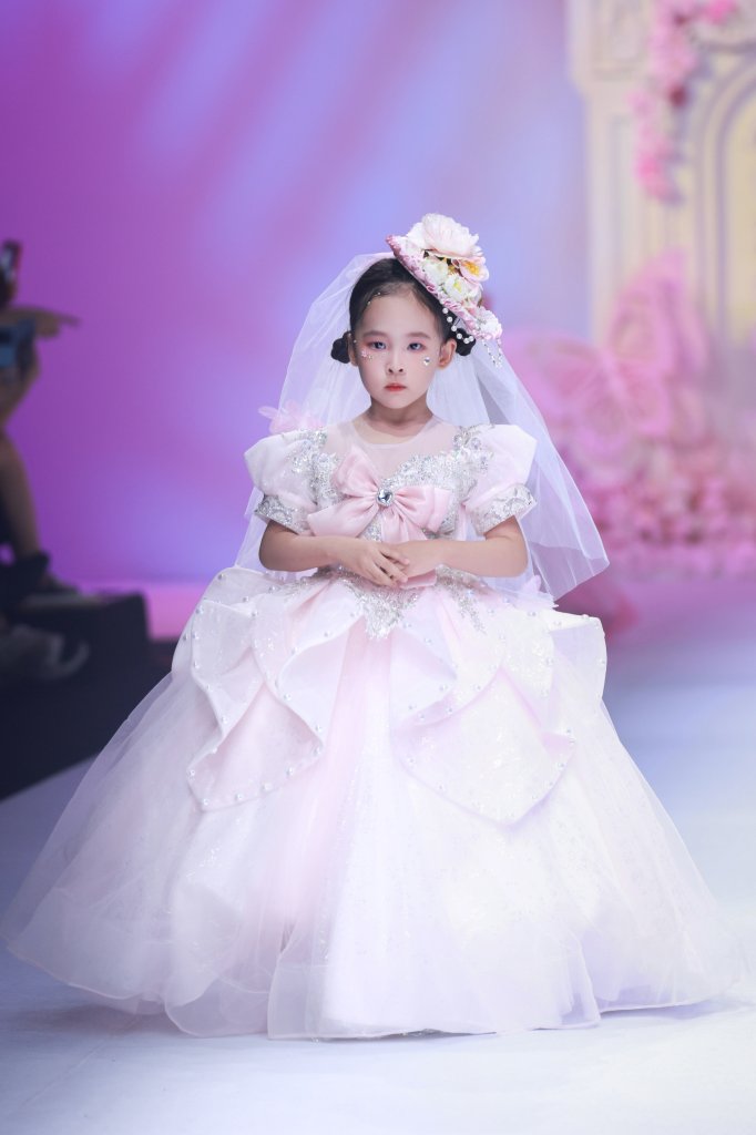 港岛七公主 · 苏海林 | DPARK童话小镇 2026春夏童装秀 - Beijing Fall 2025