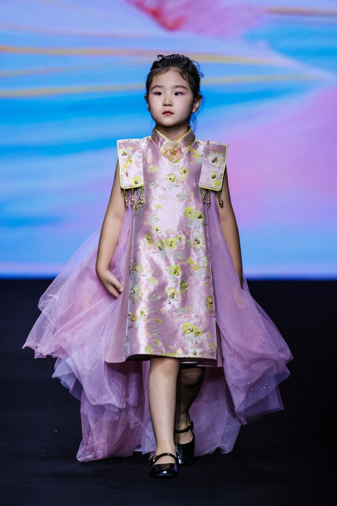 红鼓小爱 Homegood · 陆芳华丨DPARK 童话小镇 2026春夏童装秀 - Beijing Fall 2025