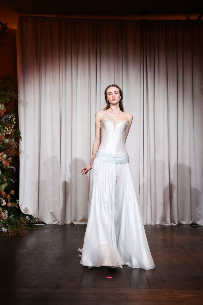 Andrew Kwon 2025春夏晚礼服发布秀