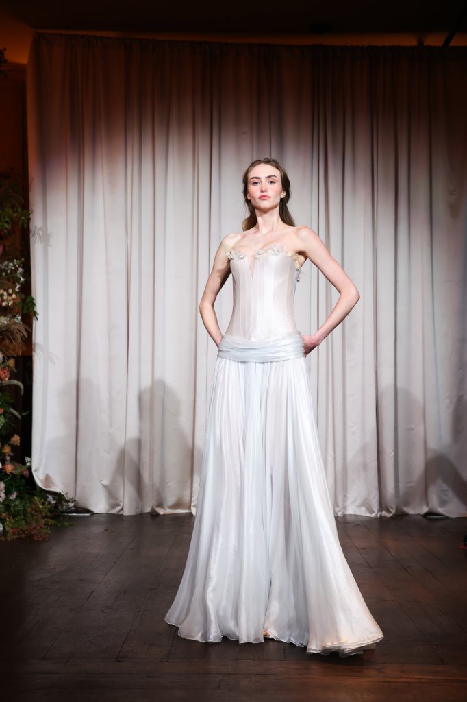 Andrew Kwon 2025春夏晚礼服发布秀