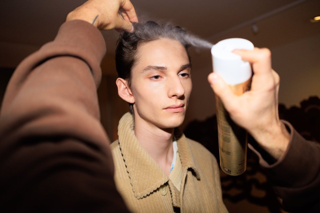 Auralee 2026/27秋冬男装秀(后台妆容) - Paris Fall 2026