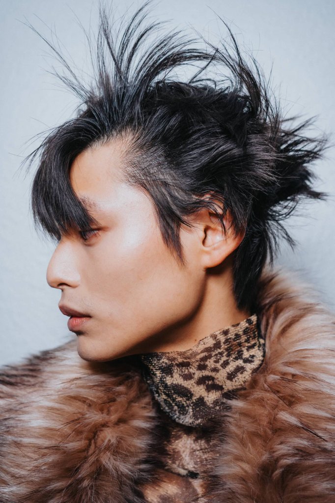 王逢陈 Feng Chen Wang 2026/27秋冬男装秀(后台妆容) - Paris Fall 2026