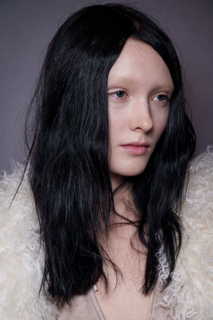 于英美 Wooyoungmi 2026/27秋冬男装秀(后台妆容) - Paris Fall 2026