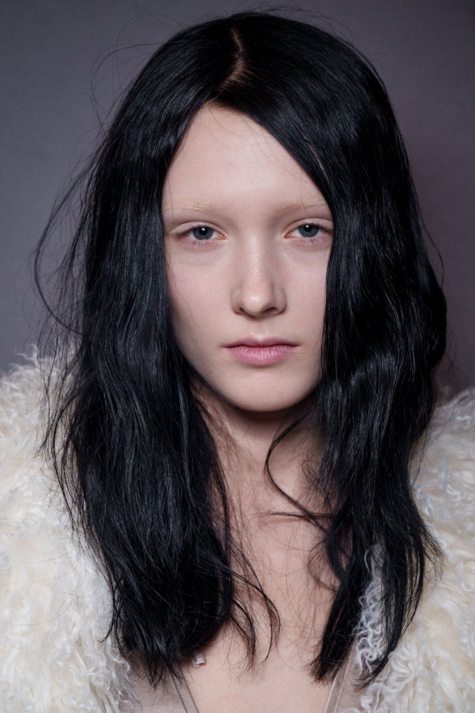 于英美 Wooyoungmi 2026/27秋冬男装秀(后台妆容) - Paris Fall 2026